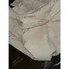 DestacadoYuran 26 Nueva Colección de Principios de Otoño: Sudadera de punto holgada con capucha, bordado de algodón nube y detalles de paneles de punto.