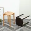 En stock taburete de madera maciza sala de estar simple taburete redondo de madera de caucho taburete de comedor taburete alto doméstico apilable taburete de mesa de comedor venta al por mayor