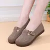 Sapatos de pano femininos estilo Pequim antigo 2026 novo modelo primavera-verão, sapatos casuais slip-on de malha respirável, sapatos confortáveis para mães de meia-idade e idosas