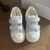 Zapatillas de suela blanda para niñas, nuevo modelo primavera y otoño 2026, zapatos blancos versátiles lindos y a la moda, zapatillas de entrenamiento alemanas estilo gatito