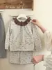 8013 Ropa de Casa para Niñas 26 Otoño Nueva Mezcla de Lana Dulce Floral Cuello con Volantes Manga Larga Pantalón Largo Conjunto de Dos Piezas Cálido