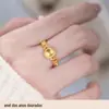 Transmissão ao Vivo de Anéis de Flor Rosa Banhados a Ouro de Alta Qualidade, Mesmo Estilo das Lojas de Ouro, Anéis Ajustáveis Pixiu Banhados a Ouro da Moda, Atacado em Estoque
