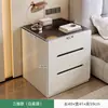 Mesita de noche para dormitorio de casa Gabinete de almacenamiento de lujo ligero Pequeño para habitación de alquiler Dormitorio principal Nuevo estilo 2026 Vitrina