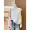 Top de moda branco com design jacquard e gola redonda, novo estilo verão 2026, estiloso, bonito, luxo leve, confortável, sem mangas, tecido escovado