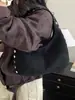 Bolsa de Braço com Rebite Cruzado 2026 Novo Estilo Estilo Garota Popular Versátil Retrô Bolsa de Ombro Único em PU Bolsa de Mão Bolsa da Moda Mulheres
