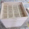 Un juego completo de cestas cuadradas de madera para cocinar pastel de arroz glutinoso al vapor, cajas de madera aisladas, cestas cuadradas rectangulares de bambú auto-vaporizadoras y más