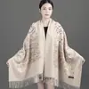 Bufanda Chal para Mujer Invierno Imitación Cachemir Cálido Prendas Exteriores Cheongsam Nuevo 2025 Ropa de Abrigo Roja Bordada para Personas de Mediana Edad