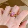 Anillo de oro en forma de corazón con imitación de diamante rosa de alta resistencia para mujer, lujo ligero, sensación de alta gama, diseño de nicho, exquisito, moderno y elegante