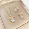 [Acero de Titanio] Conjunto de Collar y Pendientes de Mariposa Microincrustados Lujo Ligero Personalidad Microincrustada Elegante Combinación de Pendientes y Collar para Banquetes