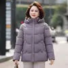 Jaqueta de Algodão Estilo Mãe 2026 Estilo Curto Outono/Inverno Mulheres de Meia-Idade Baixinhas Estilosa Tamanho Grande Proteção Contra o Frio Casaco Solto Inverno