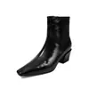 Botas femininas de tornozelo feitas de couro bovino de flor integral, apresentando um salto grosso, bico quadrado, zíper lateral e um design de salto médio, perfeitas para o outono e inverno.