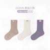 Calcetines Infantiles de Doble Aguja Otoño e Invierno 2025 Nuevos Calcetines de Color Caramelo de Media Caña para Niños y Niñas Tela de Color Sólido Etiqueta de Tela Calcetines Infantiles al Por Mayor