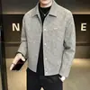 Chaqueta de motocicleta de otoño, prenda exterior de moda estilo americano, cuello alto, color liso, longitud corta, de alta gama, chaqueta de cuero holgada para hombre