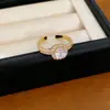 Anillo abierto de oro real de 18k bañado en circonia redonda y cuadrada, estilo nicho de alta gama, joyería versátil y elegante para mujer
