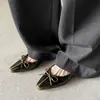 Zapatos Individuales Muy Elegantes Cuadrados Pequeños con Lazo Degradado de Piel de Oveja Primavera 2026 Tacón Medio Grueso Piel Genuina Corte en V Boca Baja para Mujer