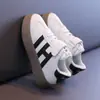 Zapatillas Retro para Niñas Primavera 2026 Nuevas Zapatillas de Cuero para Niños Zapatos Blancos para Niños y Niñas Mayores Zapatos de Entrenamiento Alemanes