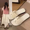 Chinelos Femininos de Verão para Exterior 2026 Novo Estilo com Laço, Leves, Modernos, Versáteis, Estilo Coreano, Sandálias de Tira Única para o Dia a Dia