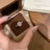 Anillo de Diamante Copo de Nieve Huevo de Paloma Explosión Imitación Anillo de Dedo Índice de Lujo Accesible para Mujer Anillo de Diseño de Nicho Nuevo Estilo 2025