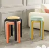 Banqueta de plástico estofada estilo meados do século para uso doméstico, novo modelo 2026, empilhável, espessa, adequada para mesas de jantar, alta e redonda, para convidados e como banqueta extra