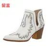 En stock nuevos zapatos de mujer vintage de talla grande de comercio exterior para la primavera de 2026, botas de cuero para mujer con tacón de cuña bordado negro
