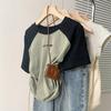 Camiseta Retrô Americana de Ombro Direito em Algodão Puro de Manga Curta para Mulheres no Verão com Design de Cor Contrastante Nicho Doce e Picante Top Curto com Cordão