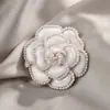 Broche de Camelia Europeo y Americano, Estilo Coreano Clásico y de Moda, Pequeño Estilo Fragante para Abrigo, Accesorios para Traje, Pin en Stock
