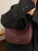 Nuevo modelo de principios de otoño 2026, bolso de media luna simple y elegante, diseño de nicho, color sólido único, sensación relajada, bolso de hombro para llevar debajo del brazo