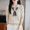 Suéter de punto fino de lana para mujer con cuello de solapa, combinado con una bufanda de seda, creando un look elegante y estilizado, perfecto como elegante capa interior para el trabajo.