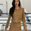 Rica Família Senhorita Estilo Pequena Fragrância Dourada Tecido Lantejoulas Lã Jaqueta Curta Feminina Gola Redonda Conjunto de Saia Curta Elegante Bordada