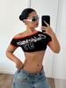 Camiseta Assimétrica Sexy Feminina Europeia e Americana com Ombros Inclinados, Mangas Curtas, Barriga de Fora, Estampa Colorida Retro de Verão com Letras Contrastantes Mangas Curtas