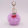Chaveiro de pelúcia de cereja fofo Pingente de bola de pelo de cereja em liga Acessórios de chaveiro para bolsa de roupa