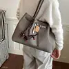 Bolsa de Mano Tote Cachorro 2026 Estilo Nuevo para Ir al Trabajo Tejida Colgante para Mujer Retro Gran Capacidad Otoño Coreana de un Solo Hombro Patrón Japonés