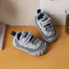 Sapatos para Andador de Bebê 2026 Outono Novo Estilo Sapatos Casuais Versáteis para Meninas Tênis para Meninos Solado Macio Antiderrapante Respirável Sapatos Esportivos