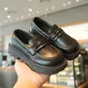 Mocassins infantis estilo britânico 2026 primavera-verão novos sapatos slip-on para meninas, sapatos Mary Jane de couro com sola grossa