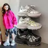Tênis Esportivo Infantil Novo Outono 2026 para Meninas Estilo Dad Shoes Moda Solado Macio Tênis de Corrida Princesa Tendência Quente