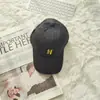 Gorra de Béisbol Bordada con Letras de Gato Estilo Japonés 2026 para Mujer, Versión Coreana con Visera Ancha, Sensación de Alta Gama, Gorra de Pico para el Día a Día