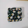 Bolsa de Cosméticos Pequeña Bordada con Margarita Fresca Estilo Ins Alto Valor de Color Bolso de Mano Vintage Bolsa de Almacenamiento de Gran Capacidad