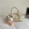 Otoño 2026 Nuevo Estilo Coreano Lindo Colgante de Oso con Patrón de Lichi Bolso de Mano y Bolso Cruzado para Mujer, Bolso de Viaje Moderno y Versátil