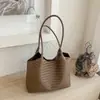 Nova bolsa de ombro feminina transfronteiriça de nicho com padrão trançado simples, moderna para o trabalho e uso casual, bolsa tote de grande capacidade