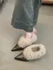 Sapatos felpudos da moda estilo europeu para mulheres, design de nicho retrô inverno 2025, bico fino e salto grosso, sapatilhas com forro de fleece