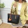 Moda Versátil de Hombro Único para Trabajo Casual Clase Viaje Cotidiano Bolso Tote de Nicho Bolso de Moda para Mujer Otoño/Invierno 2025