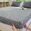 Falda de Cama de Felpa de Leche Pieza Única Más Terciopelo Grueso Peso Alto Color Sólido Estilo Ins Falda de Cama Rayada Juego de Tres Piezas Ropa de Cama