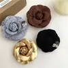 Casaco de Outono e Inverno Broche de Camélia Versátil Elegante Acessório de Suéter de Alta Qualidade para Mulheres