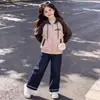 Conjunto de Dos Piezas Versátil para Niñas, Estilo Preppy, Colores Americanos Bloqueados, Sudadera con Capucha y Jeans Elegantes, Primavera/Otoño 2026
