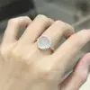 Conjunto de tres piezas de joyería con colgante, anillo y pendientes de calcedonia natural a la moda con temperamento de jade de hielo alto