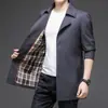 Casaco Trench Coat Masculino Novo Primavera e Outono, Comprimento Médio, Gola de Terno, Cintura com Cinto, Estilo Coreano Slim Fit Jaqueta Trench Coat Jovem