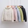 Pinghu Chi Xin 90 Plumas de Ganso Nuevo Estándar Nacional Otoño/Invierno Nuevo Estilo Sencilla con Capucha Ligera Chaqueta de Plumas para Mujer Corta Tallas Grandes Ropa Exterior
