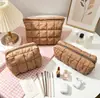 Bolsa de maquiagem acolchoada em nuvem de produto novo transfronteiriça, bolsa clutch impermeável plissada de plumas, bolsa de armazenamento portátil de grande capacidade atacado