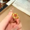 Novo Anel Dourado com Coração Vermelho-Rosa Cravejado de Diamantes Estilo Chinês Retrô, Anel Versátil de Dedo Indicador de Luxo Leve de Nicho, Joias Douradas de Areia