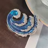 Broche Criativo Novo de Luxo Leve em Forma de Onda Versátil Estilo Vintage Broche de Pino para Blazer Feminino Acessório para Mulheres